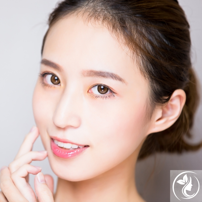 透明感のある肌で笑顔を見せる女性のポートレート。整ったフェイスラインと明るい表情が、美容整体による小顔効果や若々しさをイメージさせる