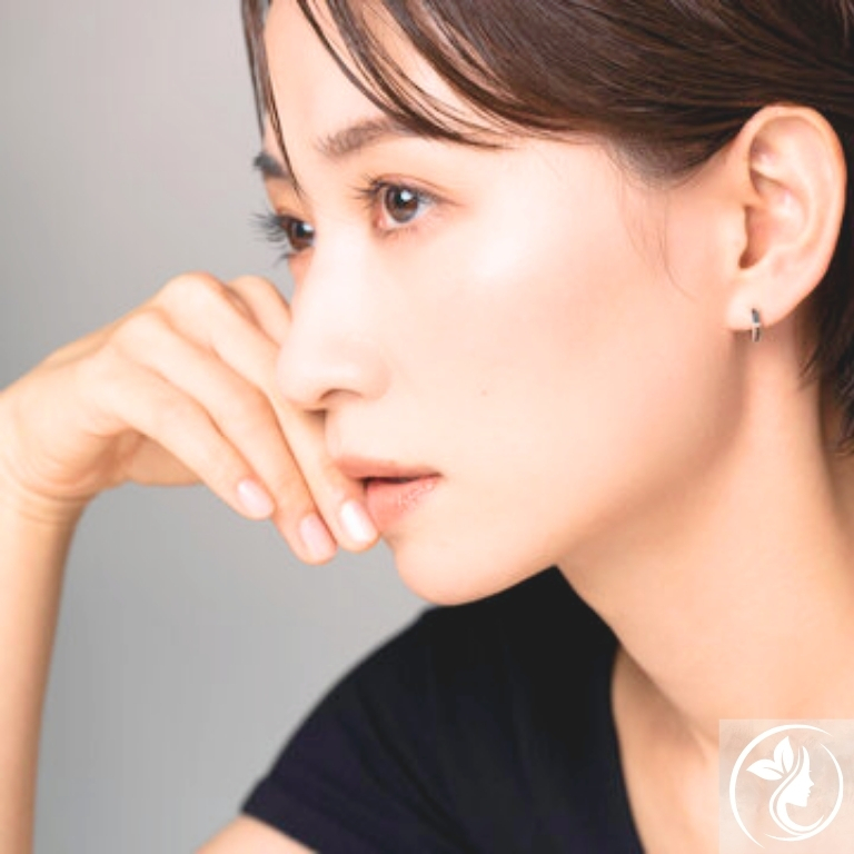 横顔が美しく、自信に満ちた表情を見せる女性。凛とした魅力が漂う。