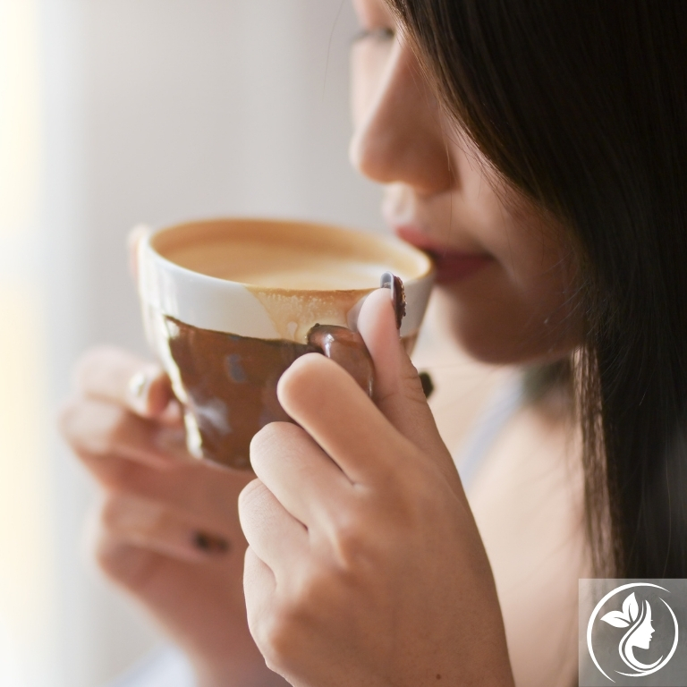 コーヒー美容で小顔を目指す女性